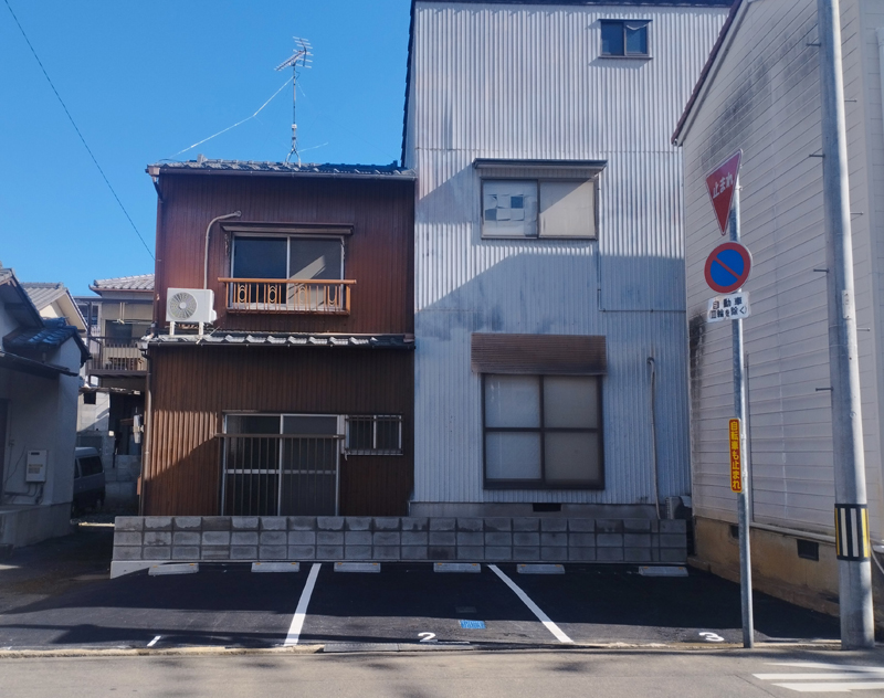 香川県高松市で木造2階建て解体工事、駐車場舗装工事、区画線工事